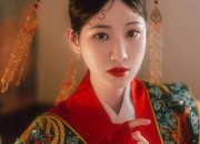 The New Chinese Style of Neck-hanging Cheongsam:A Blend of Tradition and Modernity