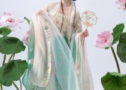 The Enchantment of Hanfu:A Girl Child in Ancient Chinese Costume