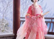 Affordable Splendor:The Revival of Hanfu with Ball Fans and the Allure of White Cabbage Prices