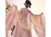 A Review on the Charm of the Off-the-shoulder Horseface Skirt Set