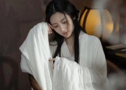 Blue and White Porcelain Dance Costume:The Fusion of Traditional Chinese Hanfu and Modern Dance