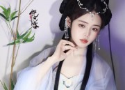 The Enchantment of Plisse Skirt and马丁靴:A Fashion Fusion of Tradition and Modernity