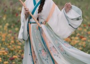 The Charm of Necklaces and Horseface Skirts:A Cultural Exploration