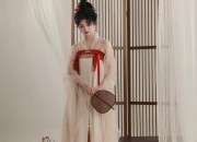 Embracing Modernity in Red:The Evolution of Chinese Cheongsam Fashion