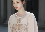 Daily Life in Traditional Hanfu Fashion:The Rise of Authentic Chest-Grazing Hanfu Styles
