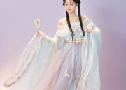 Encountering the Divine Deer:A Journey into the World of Yao Ethnic Hanfu with a Bowknot of Love