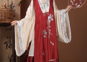 The Art of Pairing Hanfu with Traditional Shoes:A Cultural Exploration