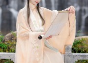 Winter Fashion:Qibo Hanfu as a Cultural Icon in Cold Weather