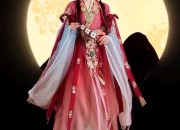 The Elegance of a Coat Paired with a Horseface Skirt:A Fashionable Journey