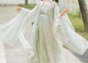 Cloud-肩汉服女童的夏日风采
