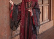 The Splendor of Hanfu Fashion in the Wei and Jin Dynasties:A Study of Red-Dress Women