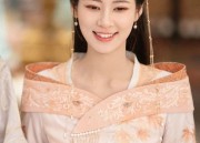 The Enchantment of Green Ribbons in Hanfu Headdresses