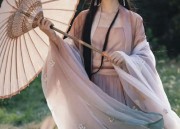 The 100cm-Long Journey of a Hanfu Girl
