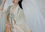 The Elegance of Horseface Skirt in Traditional Chinese Wedding Photos