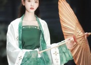 Winter Warmth in Traditional Hanfu Fashion:A Thickened Full Set for the Cold Seasons