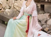 The Green Cheongsam Woman:Embracing Sustainability and Traditional Elegance