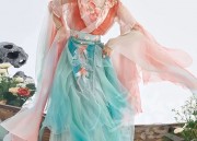 The Summer of a Ten-Year-Old Girl in Traditional Chinese Fashion