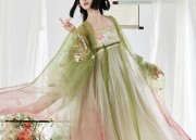 Running Marathons in a Qipao:Embracing Traditional Elegance and Modern Challenges