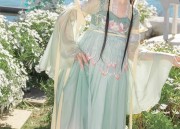 White Qipao:A Glimpse into the Elegance of Traditional Chinese Clothing