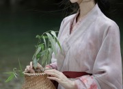 Poetic Wilderness:Original Hanfu Fashion and Its Cultural Significance