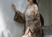 Elegance in a Silk Qipao:Exploring the Traditional Craftsmanship of Suzhous Silk-Covered Cheongsam