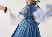 The Elegant Cheongsam of the Joyful Mother-in-Law at the Wedding
