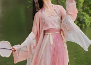 Luxury Silk Cheongsam:A Traditional Elegance