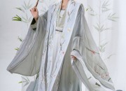The Charm of Red and Green in Traditional Hanfu Fashion