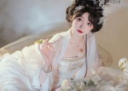 The Elegance of Noble Womens Cheongsam:The Traditional Chinese Beauty