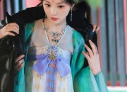 Live Streaming Fashion:The Embrace of Cheongsam by a Female Cloth Presenter
