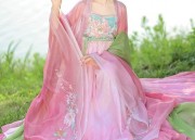 The Evolution of Hanfu Fashion for Teen Girls:A Journey from 12 to 15