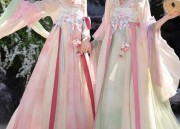 Youthful Cheongsam Styles:Teen Girls Embrace the Traditional with Belly-Covering Elegance