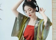 Three-Year-Old Girl in a Cheongsam:The Splendor of Traditional Beauty