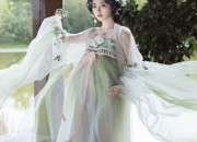 Ancient-Style Girls Overcoat with Robes and Capes:A Guide to Traditional Chinese Childrens Fashion