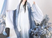 Winter Coats and Cheongsam-Style Outerwear:A Fashionable Blend for the Cold Season