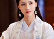 Little Girls in Traditional Hanfu T-shirts:A Glimpse into the World of Chinese Cultural Fashion