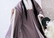 The Allure of the Flowing Tail of Traditional Hanfu Robes