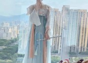 The Decaying Splendor of Hanfu:The Tale of the Tattered Sleeve