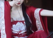 A Purplish Hang-Neck Cheongsam:Embracing Traditional Elegance
