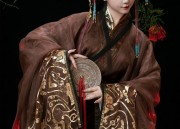 The Rise of Li Ziqiangs Qipao Fashion:A Blend of Tradition and Modernity