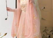 A Little Girls Tang Suit for Chinese New Years Visit:A Blend of Tradition and Modernity
