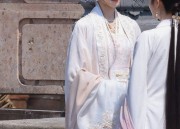 Modern Chinese Cheongsam:Embracing a Low-neck Design Evolution