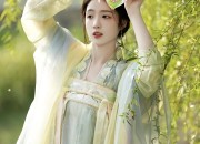 Three Generations of Renewed Hanfu:Exploring the Revival of Traditional Chinese Clothing
