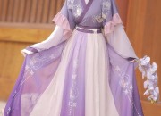 The Elegance of a White Cheongsam Woman:A Long-Standing Tradition