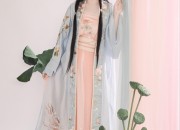 The Headwear of a Bride in Traditional Chinese Hanfu Wedding
