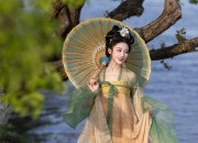 The Charm of Chest-Length Hanfu Robes with Six-Meter Swish