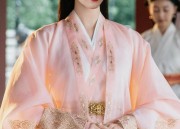 Winter Maternity Fashion:Traditional Hanfu for a Mother and Child