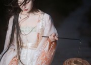 The Elegant Xiaoxiang Style Ma mian Qun:A Closer Look at Traditional Chinese Fashion