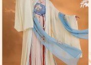 Reimagining the Classic Cheongsam:A Modern Youth-Oriented Version of the Traditional Flag
