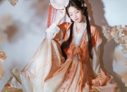 The Elegance of Two-Piece Set Skirt Qipao:A Fashionable Fusion of Traditional and Modern Styles